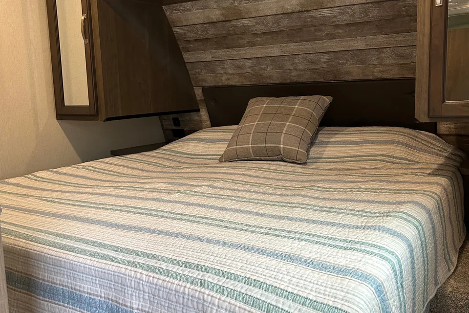 White Family Luxury Trailer for 8