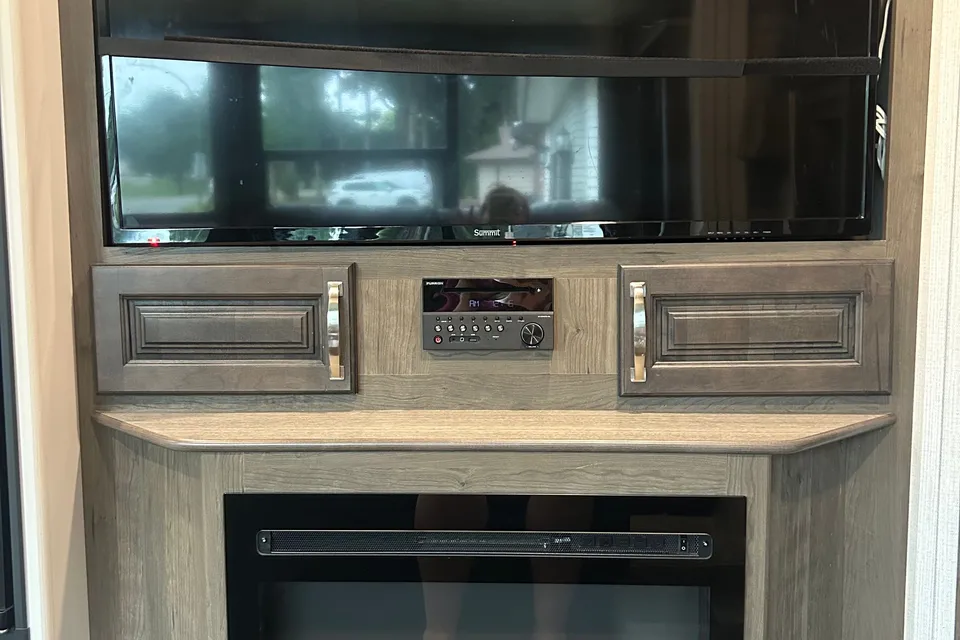 White Family Luxury Trailer for 8