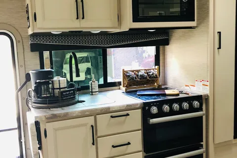 Ultimate Glamping-Thor Motor Coach Chateau 24F Class C