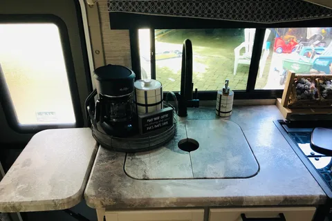 Ultimate Glamping-Thor Motor Coach Chateau 24F Class C