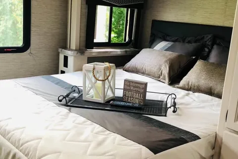 Ultimate Glamping-Thor Motor Coach Chateau 24F Class C