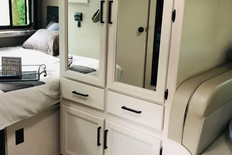 Ultimate Glamping-Thor Motor Coach Chateau 24F Class C