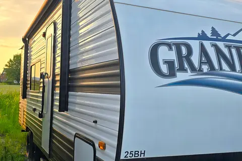 Sunny's 2025 Grand River 25BH Travel Trailer