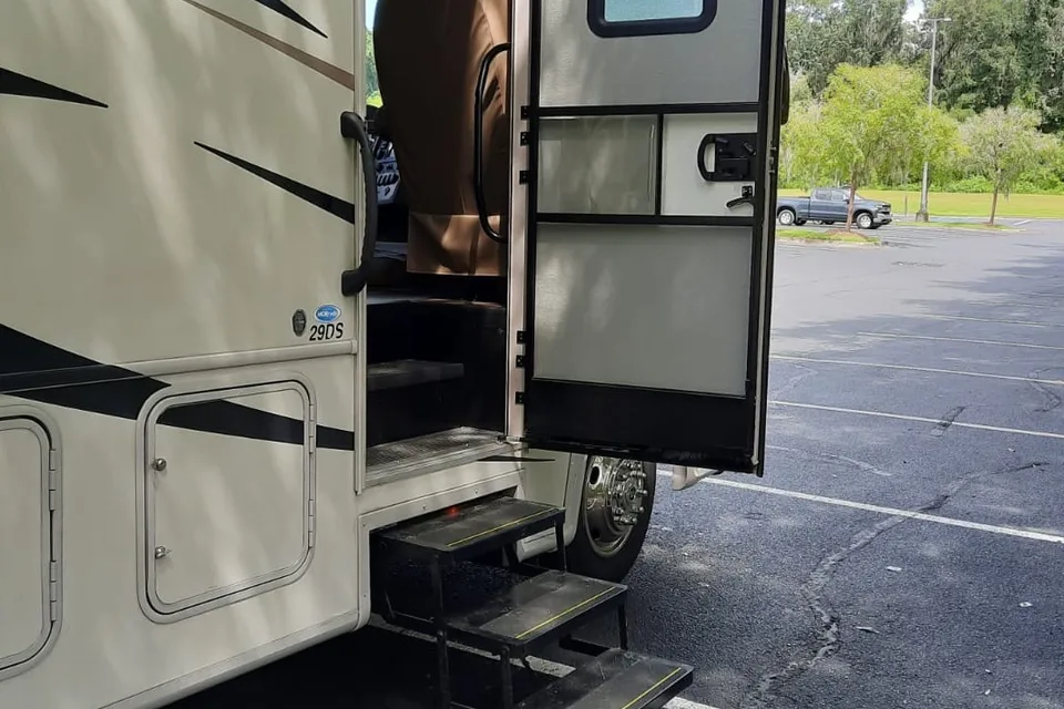 Rakesh's Coachmen 29DS Class A