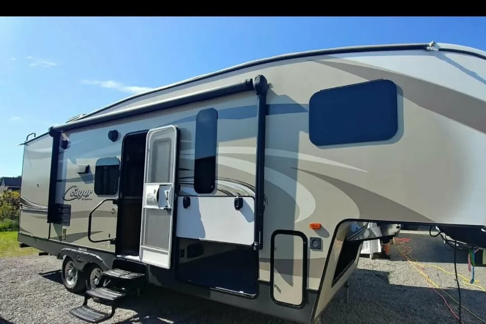 Fifth wheel Keystone Cougar 25bhs