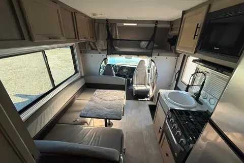 Sleep 6 - Family Fun RV Coachmen Cross Trail Class C