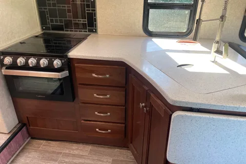 32ft Class C RV Fully Stocked-Kid and Pet Approved-Just bring your Clothes and Toiletries