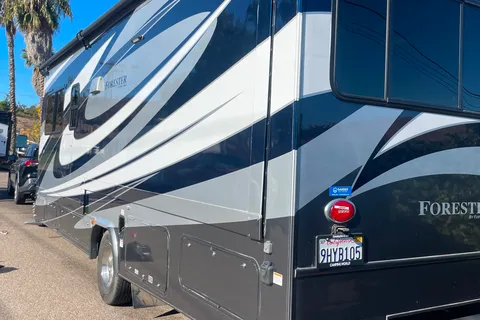 32ft Class C RV Fully Stocked-Kid and Pet Approved-Just bring your Clothes and Toiletries
