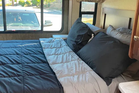 32ft Class C RV Fully Stocked-Kid and Pet Approved-Just bring your Clothes and Toiletries