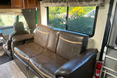 32ft Class C RV Fully Stocked-Kid and Pet Approved-Just bring your Clothes and Toiletries