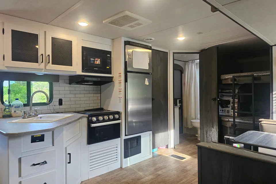 Jp's  Luxurious 27ft Keystone HIDEOUT 272BH Travel Trailer