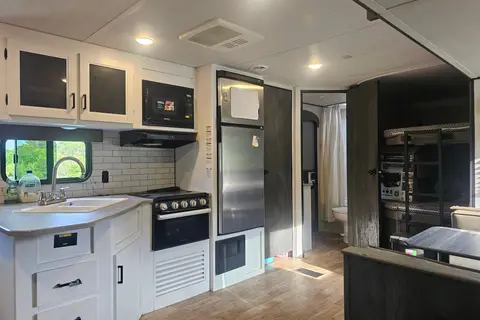 Jp's  Luxurious 27ft Keystone HIDEOUT 272BH Travel Trailer