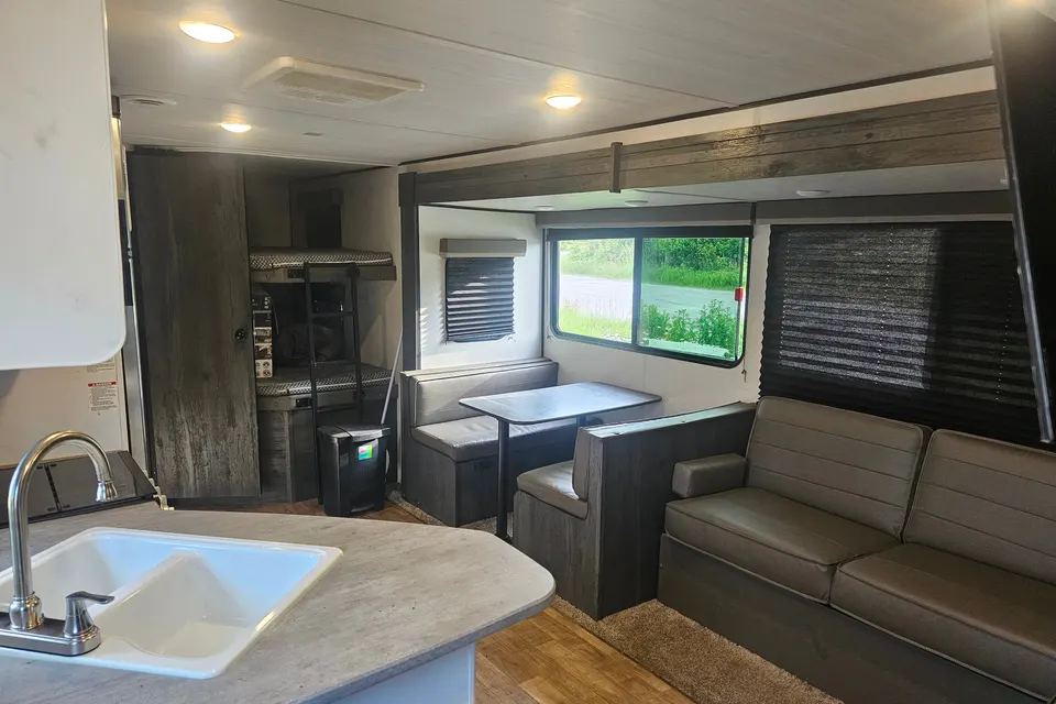Jp's  Luxurious 27ft Keystone HIDEOUT 272BH Travel Trailer