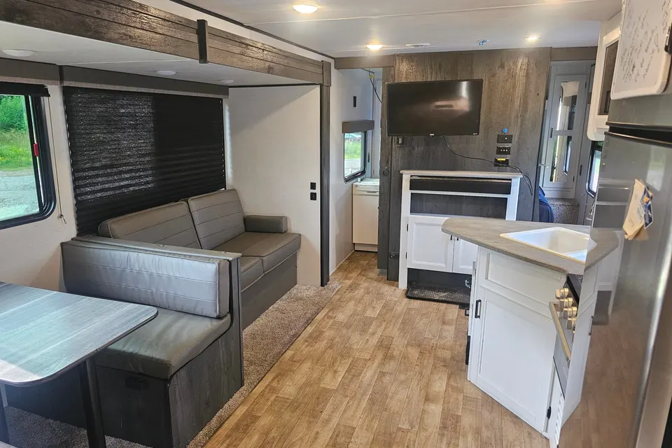 Jp's  Luxurious 27ft Keystone HIDEOUT 272BH Travel Trailer