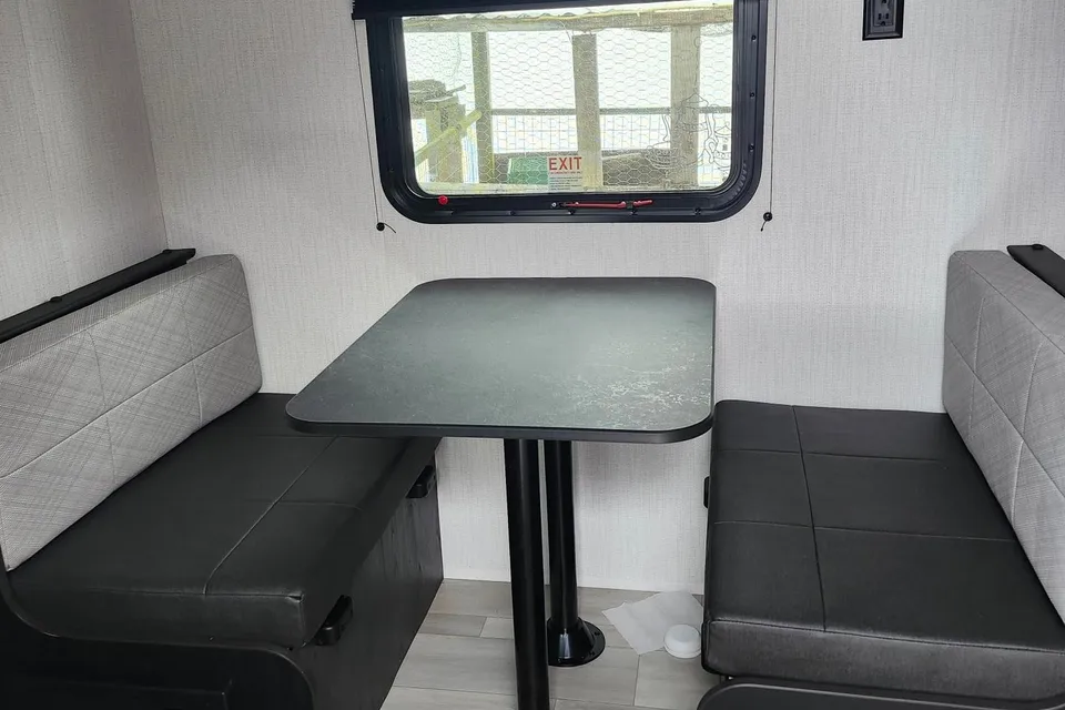 Blair's Avenir 17BHC Travel Trailer