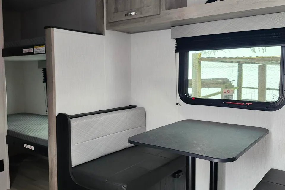 Blair's Avenir 17BHC Travel Trailer