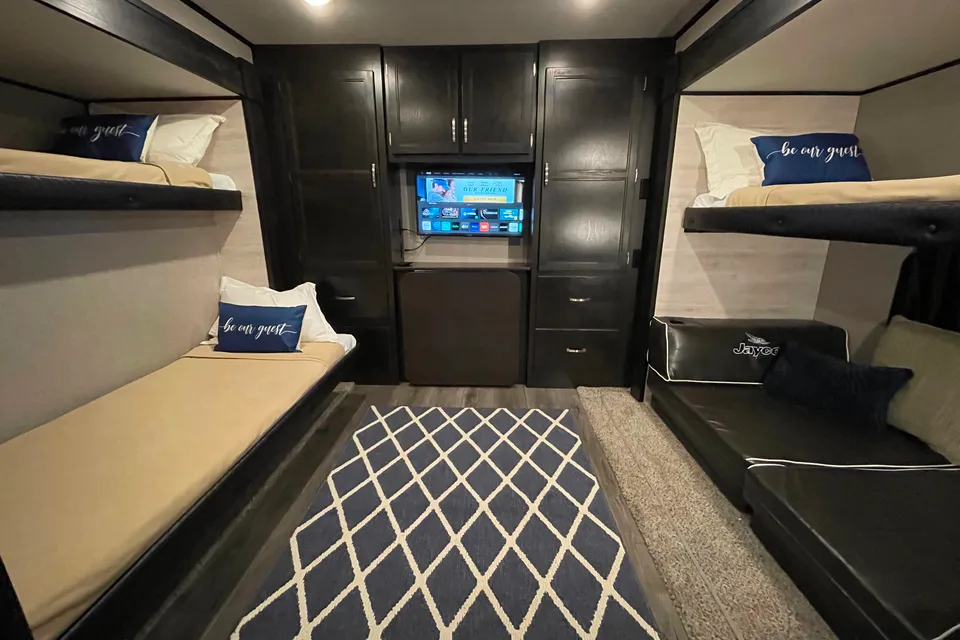 AMAZING + FUN 2BR *Jayco* (Delivery Available)