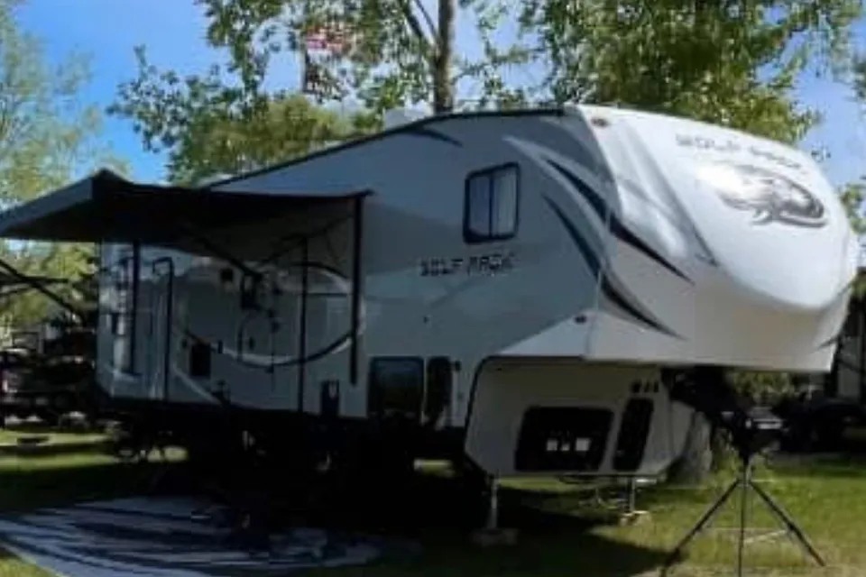🐺 Mark’s Wolf Pack Adventure Basecamp | Sleeps 10 |