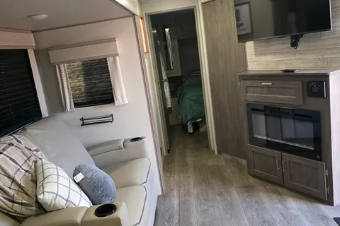 Mini Home on Wheels - 24' Coachmen Catalina Legacy