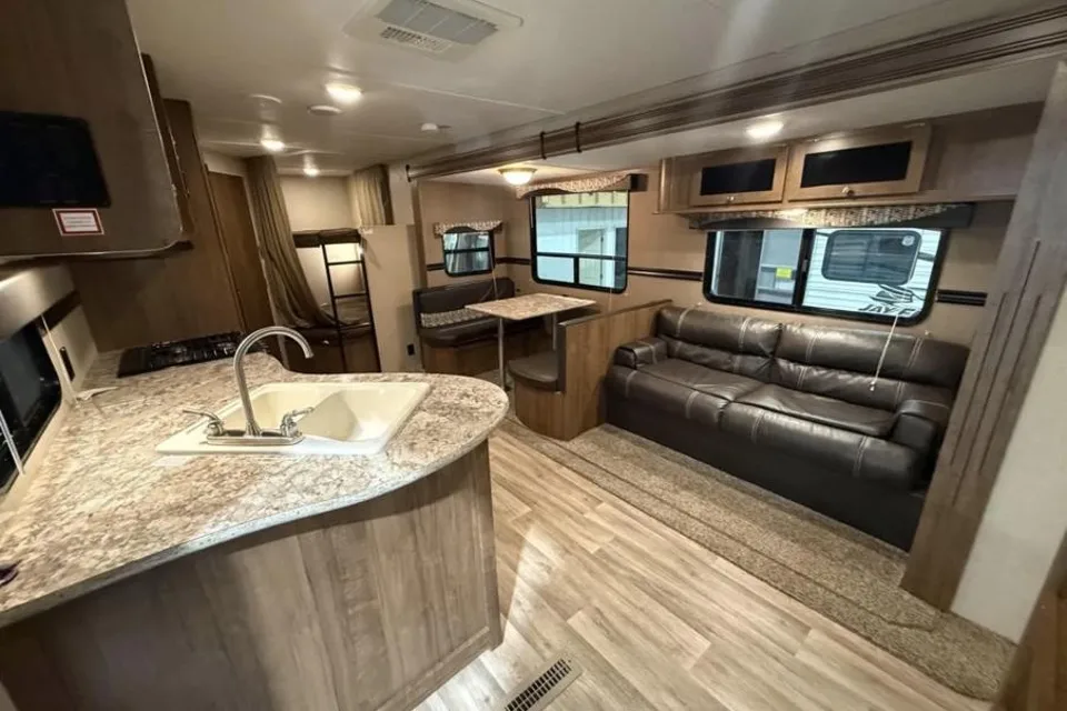 Chase's Dutchmen Aspen Trail 2810 30 4YDT28120GY922234 BH – Body Type Travel Trailer