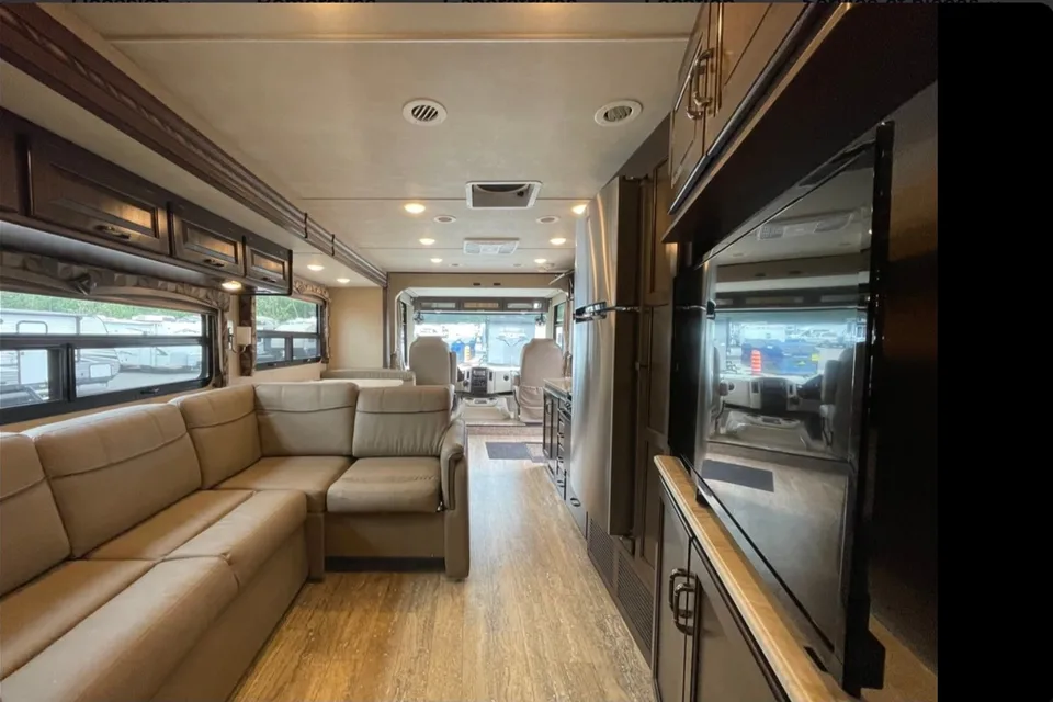 Jimmy Thor Motor Coach Hurricane Classe A