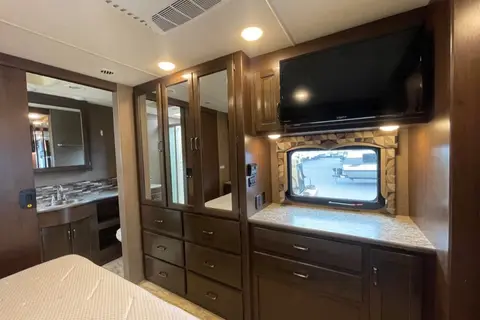 Jimmy Thor Motor Coach Hurricane Classe A
