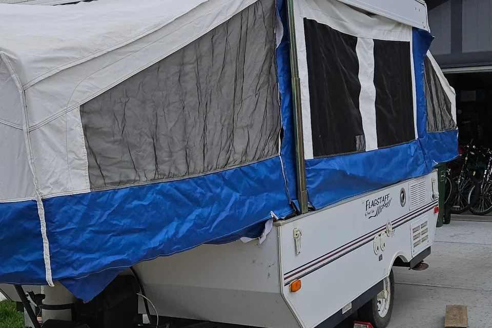 Clean and Cozy Flagstaff fs20ltd Tent Trailer