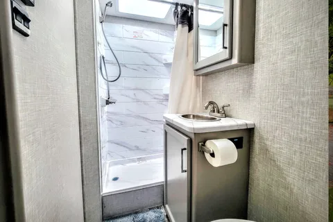 Adventure Awaits in new RV – Easy to Drive, Sleeps 5!