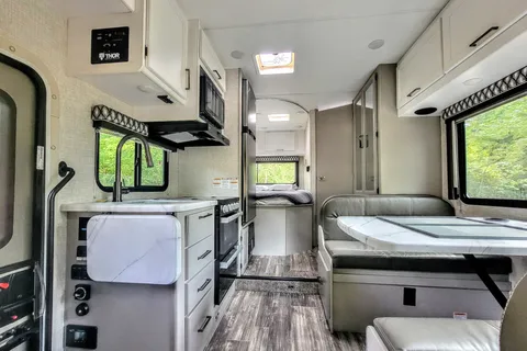 Adventure Awaits in new RV – Easy to Drive, Sleeps 5!