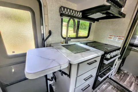 Adventure Awaits in new RV – Easy to Drive, Sleeps 5!