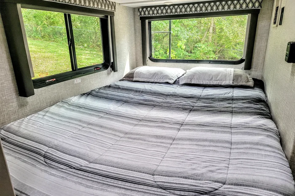 Adventure Awaits in new RV – Easy to Drive, Sleeps 5!