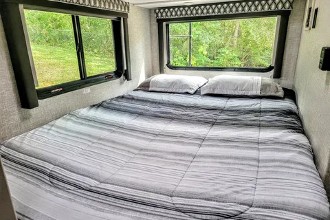 Adventure Awaits in new RV – Easy to Drive, Sleeps 5!