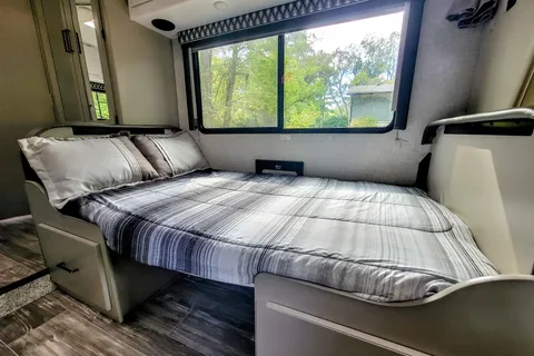 Adventure Awaits in new RV – Easy to Drive, Sleeps 5!