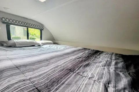 Adventure Awaits in new RV – Easy to Drive, Sleeps 5!