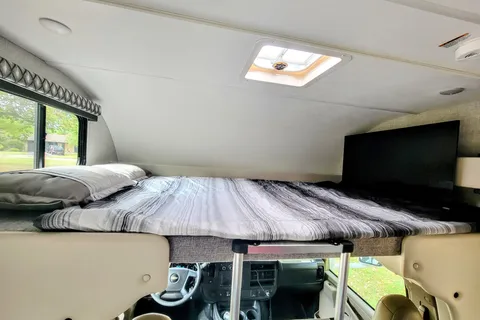 Adventure Awaits in new RV – Easy to Drive, Sleeps 5!
