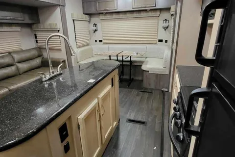 Fredy's Winnebago 27RLTS Fifth Wheel