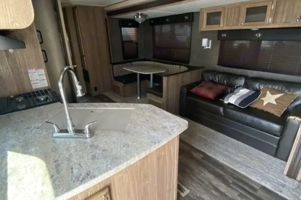 DG's 2018 Shasta Revere with Bunkhouse