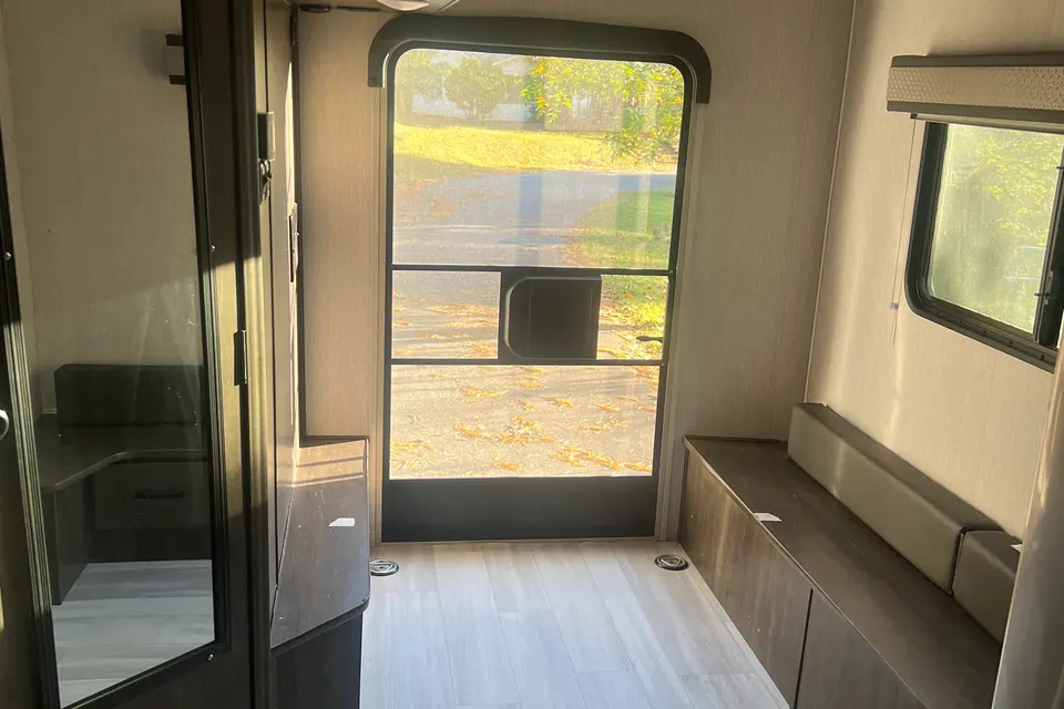 Low Miles! 24' Leprechaun Class C
