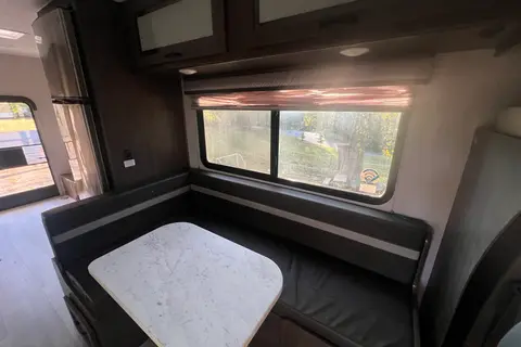 Low Miles! 24' Leprechaun Class C