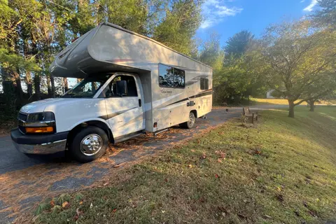 Low Miles! 24' Leprechaun Class C