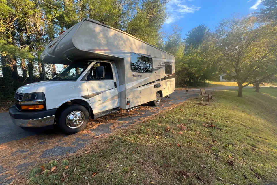 Low Miles! 24' Leprechaun Class C