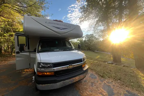 Low Miles! 24' Leprechaun Class C