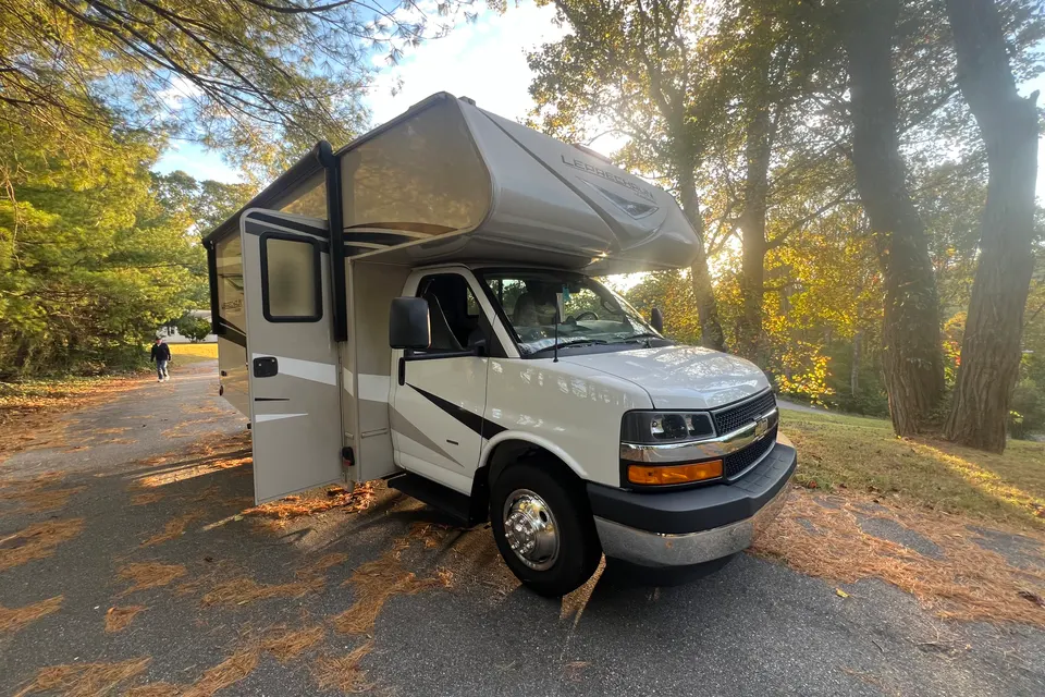 Low Miles! 24' Leprechaun Class C