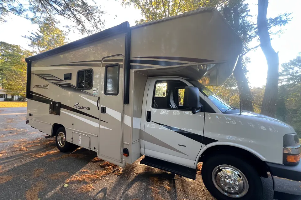 Low Miles! 24' Leprechaun Class C