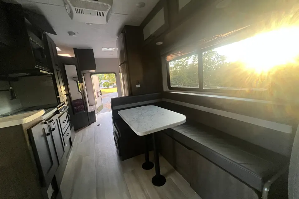 Low Miles! 24' Leprechaun Class C