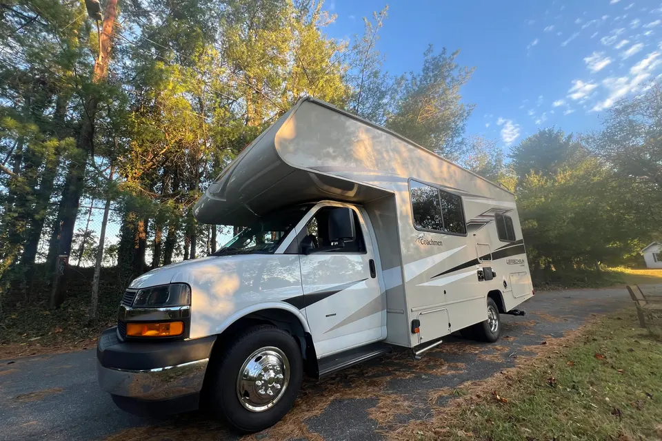 Low Miles! 24' Leprechaun Class C