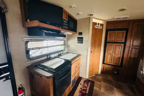 The Happy Glamper 🏕️ Cozy & Clean | Fully Stocked | 5-Star Rocky Mountain Getaway