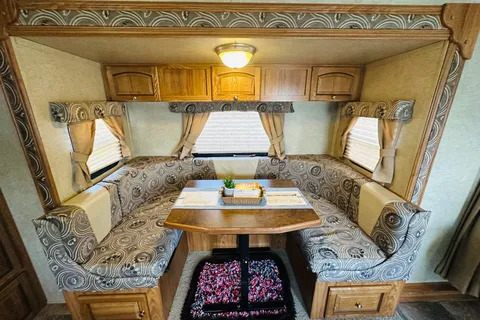 The Happy Glamper 🏕️ Cozy & Clean | Fully Stocked | 5-Star Rocky Mountain Getaway