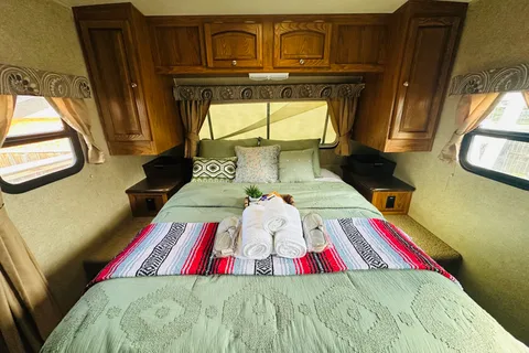 The Happy Glamper 🏕️ Cozy & Clean | Fully Stocked | 5-Star Rocky Mountain Getaway