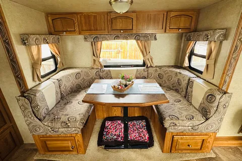 The Happy Glamper 🏕️ Cozy & Clean | Fully Stocked | 5-Star Rocky Mountain Getaway